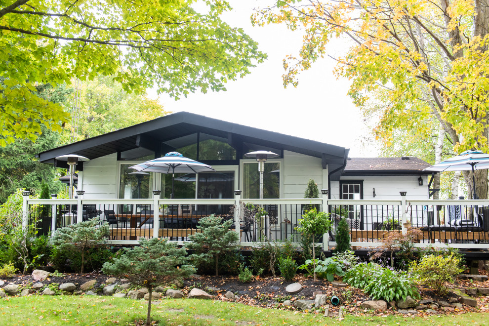 Example of a transitional home design design in Toronto