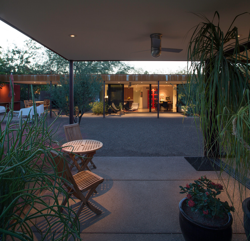 Photo of a midcentury patio in Phoenix.