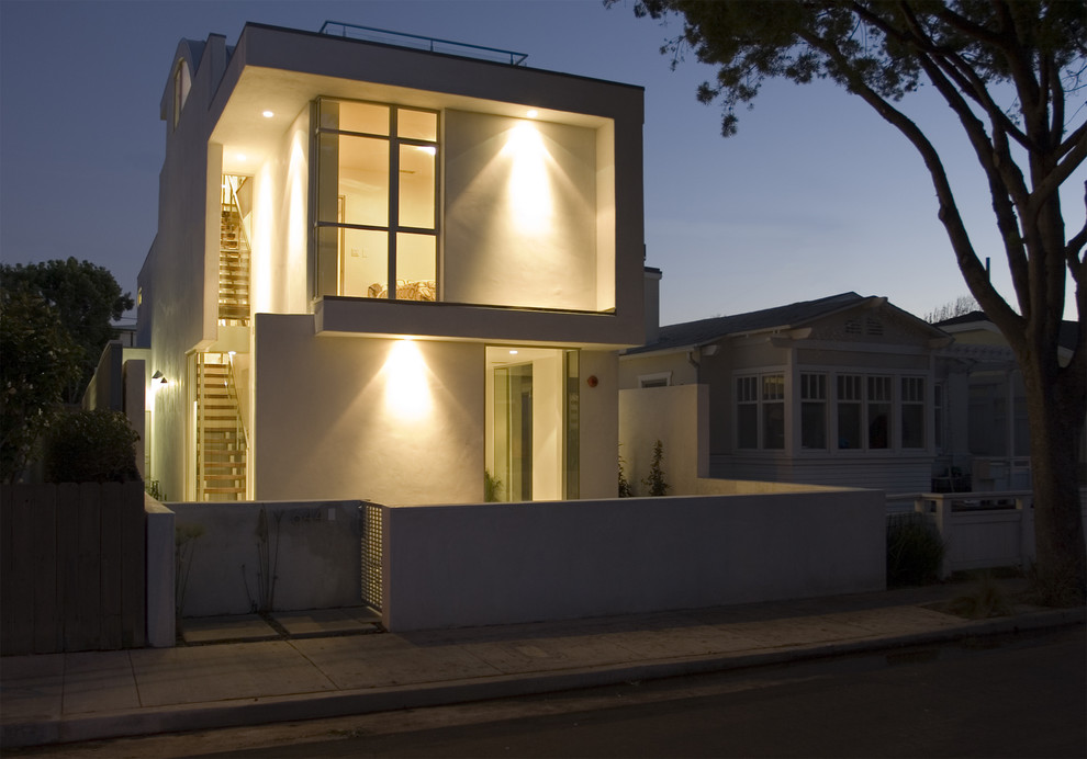 Design ideas for a mid-sized modern three-storey exterior in Los Angeles.