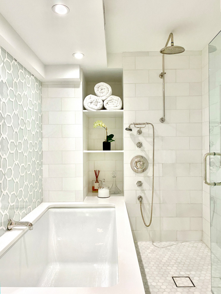 На фото: маленькая главная ванная комната в современном стиле с фасадами с утопленной филенкой, синими фасадами, полновстраиваемой ванной, душем над ванной, унитазом-моноблоком, синей плиткой, мраморной плиткой, желтыми стенами, мраморным полом, врезной раковиной, мраморной столешницей, белым полом, душем с распашными дверями, белой столешницей, тумбой под одну раковину, встроенной тумбой и кессонным потолком для на участке и в саду