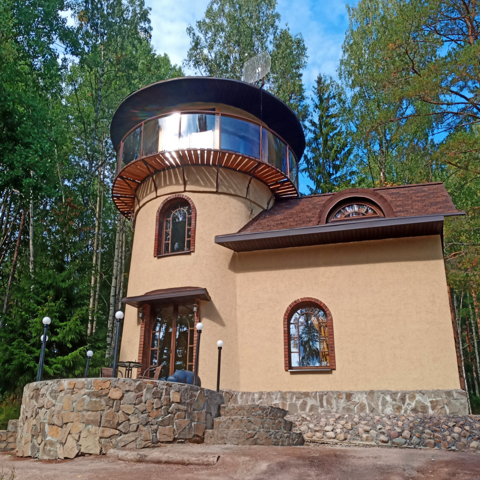 Kleines, Dreistöckiges Klassisches Tiny House mit Putzfassade, brauner Fassadenfarbe, Mansardendach, Schindeldach und braunem Dach in Sonstige
