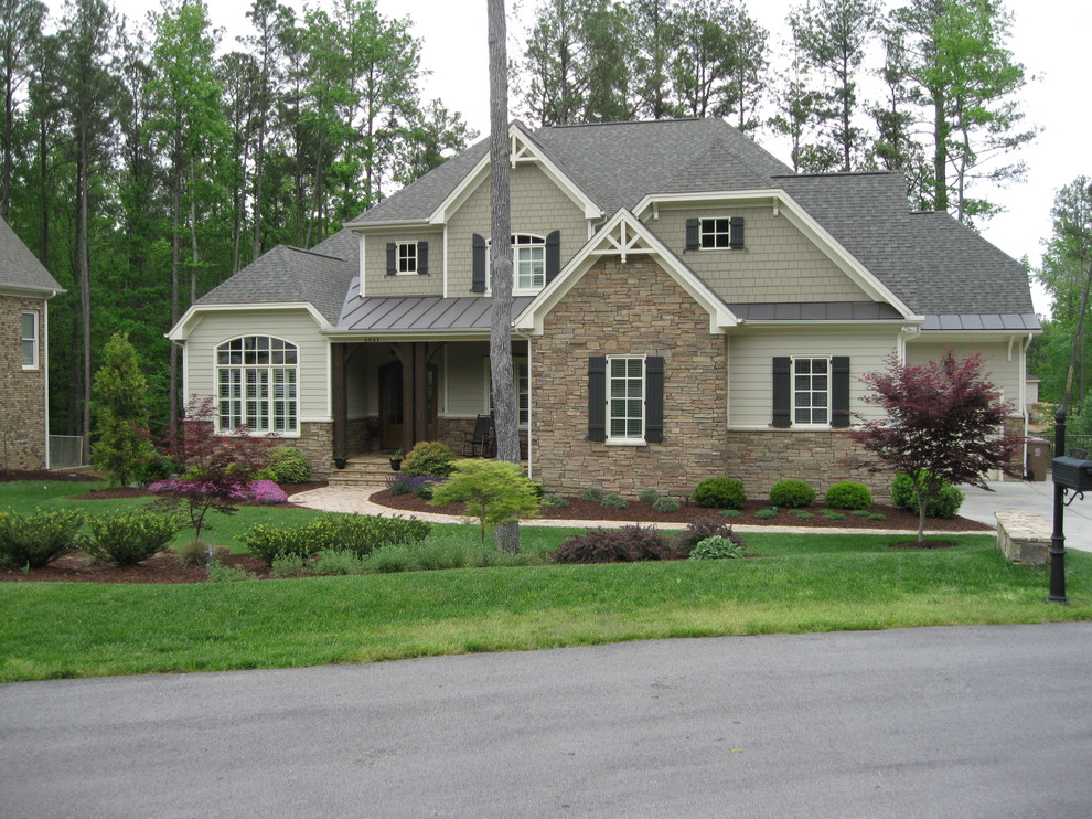 This is an example of a mid-sized traditional front yard partial sun garden in Raleigh.