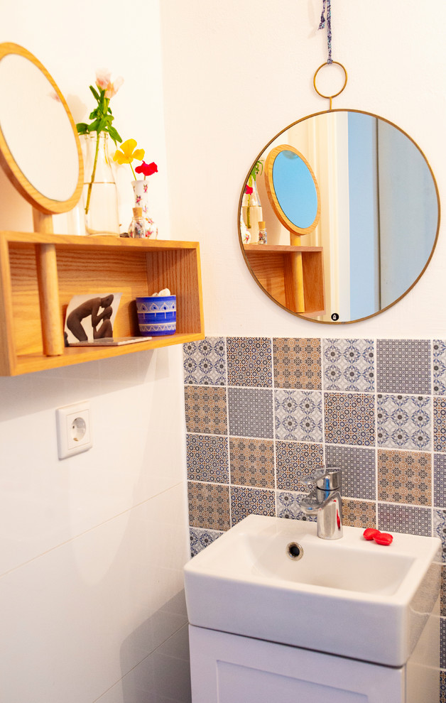 Kleine Nordische Gästetoilette mit blauen Fliesen in Sonstige