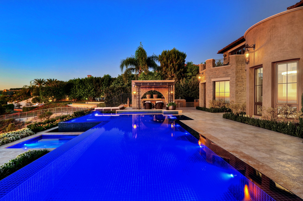Example of a tuscan backyard pool design