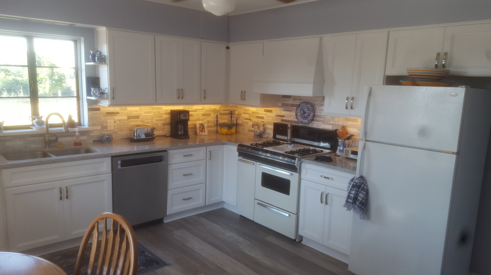 Mid-sized transitional l-shaped eat-in kitchen photo with white cabinets, quartz countertops and marble backsplash
