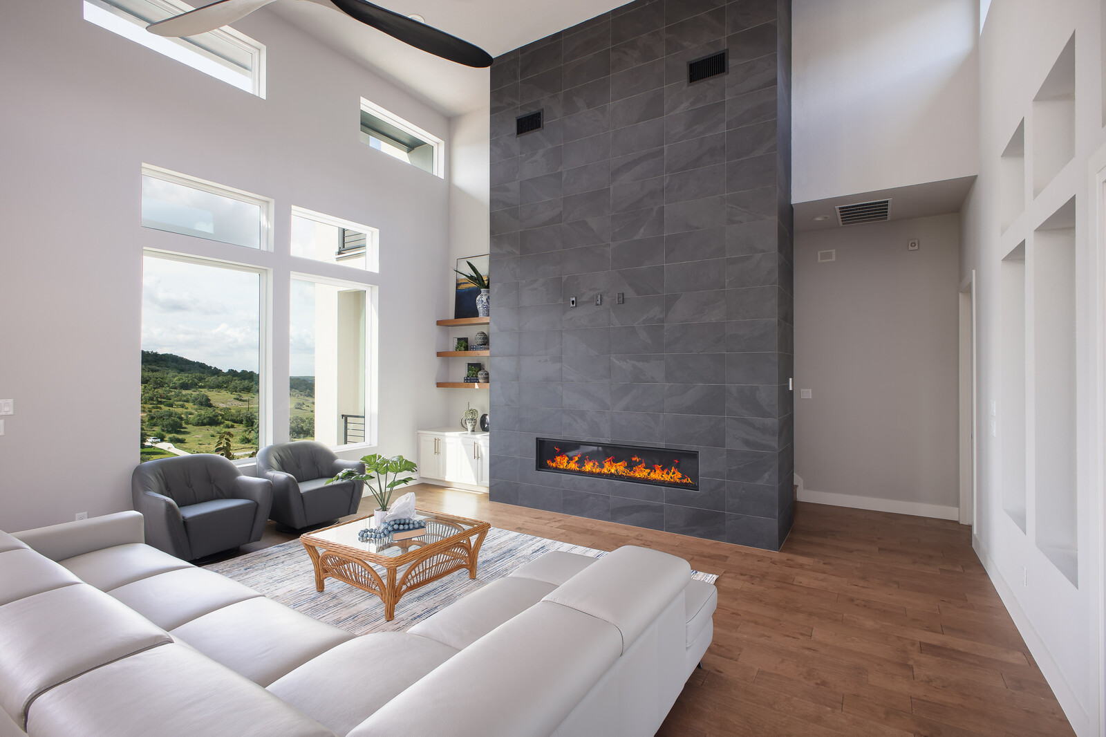 Modern: 4,950 ft², 4 BR/4 BA/2 ST home