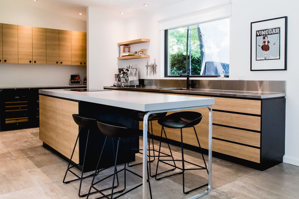 Design ideas for a mid-sized contemporary kitchen in Canberra - Queanbeyan.