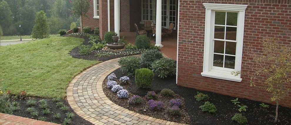 Photo of a mid-sized full sun front yard garden path.