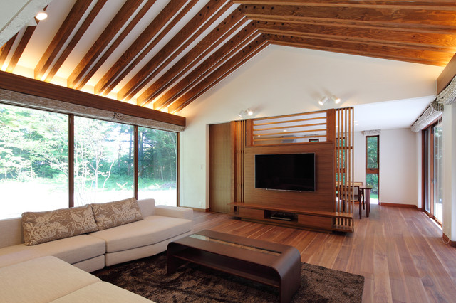 鹿島の森の家2015　リビング moderno-soggiorno