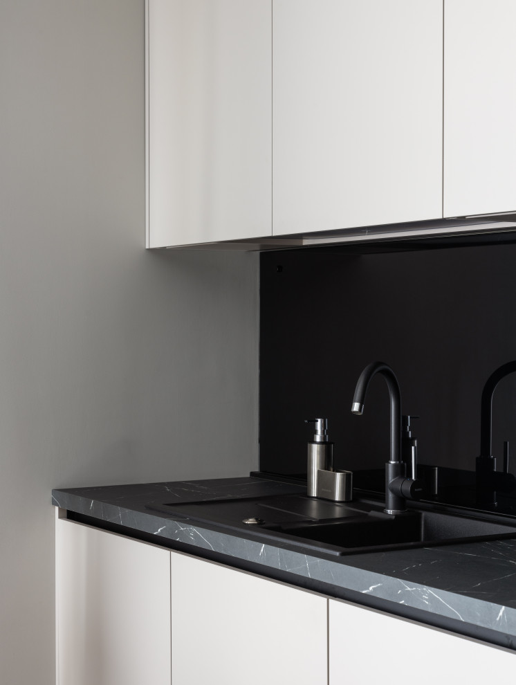 Минималистичная кухня-гостиная