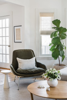 Composition élégante D'un Intérieur De Salon Moderne Et Confortable Avec  Peinture De Structure Sur Le Mur, Fauteuil Beige Et Accessoires Personnels.  Mur Créatif Neutre, Moquette Au Sol En Parquet. Modèle.