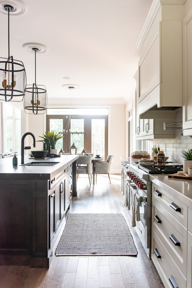 Example of a transitional home design design in Toronto