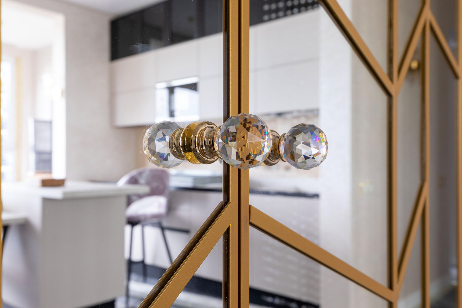 Зеркальный шкаф с распашными дверьми