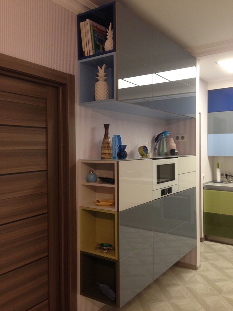 Кухня Тетрис с фасадами из стекла