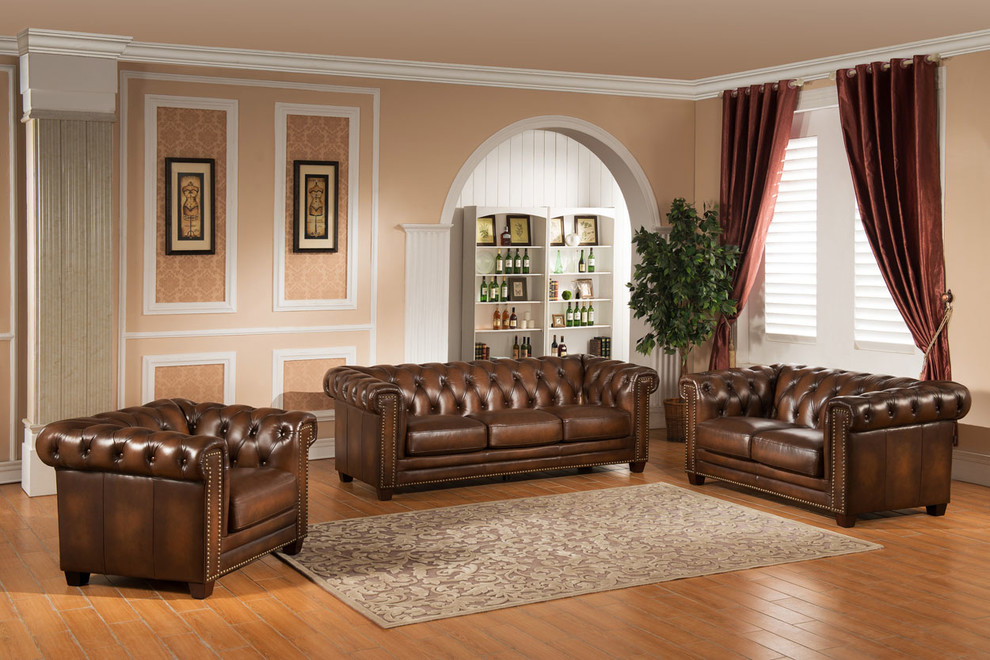 Example of a transitional home design design in Los Angeles