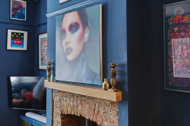 Blue colour drenched maximalist lounge eklektisk-dagligstue