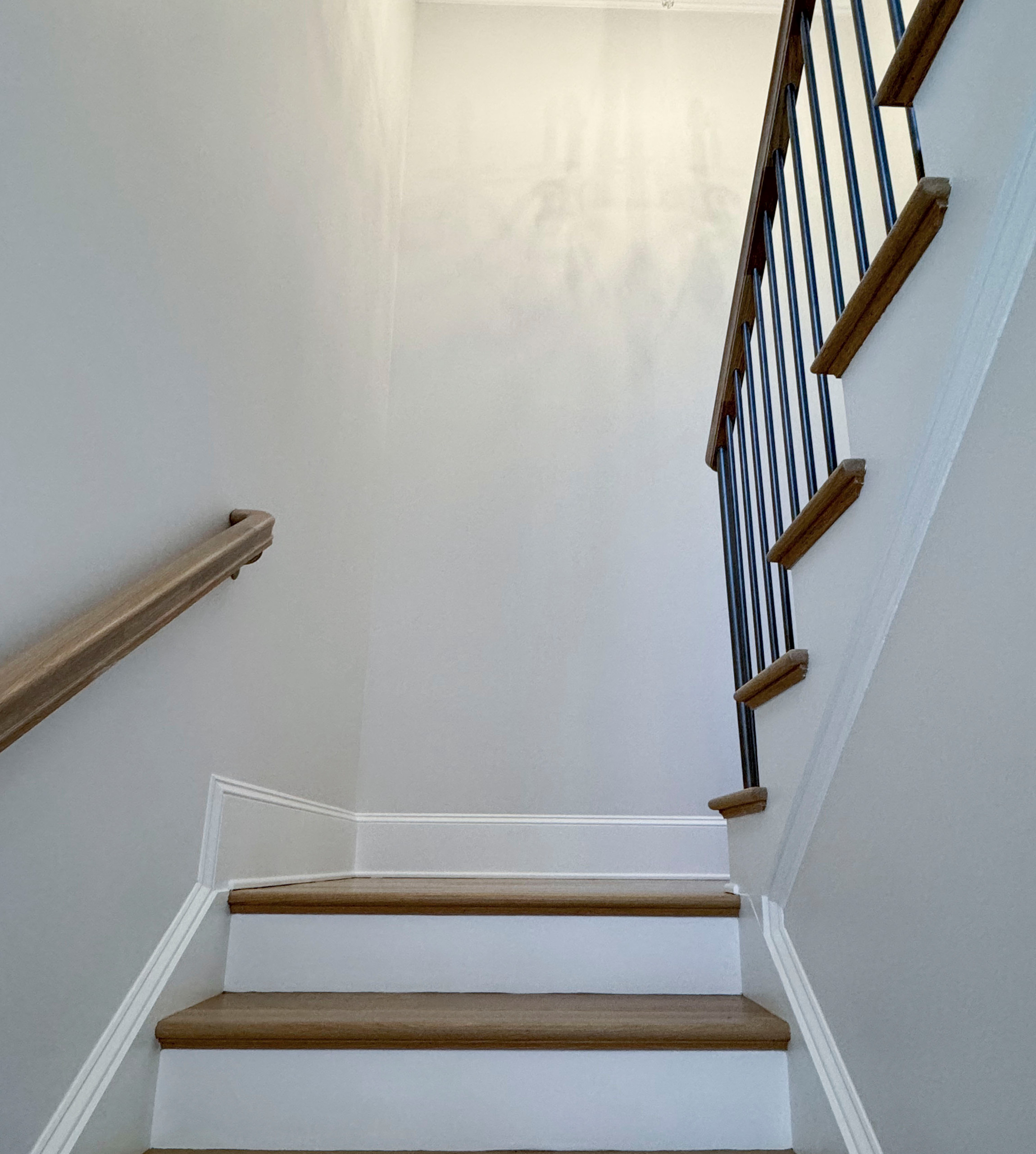 116_Elegant & Eye-catching Curved Staircase, Leesburg VA 20175