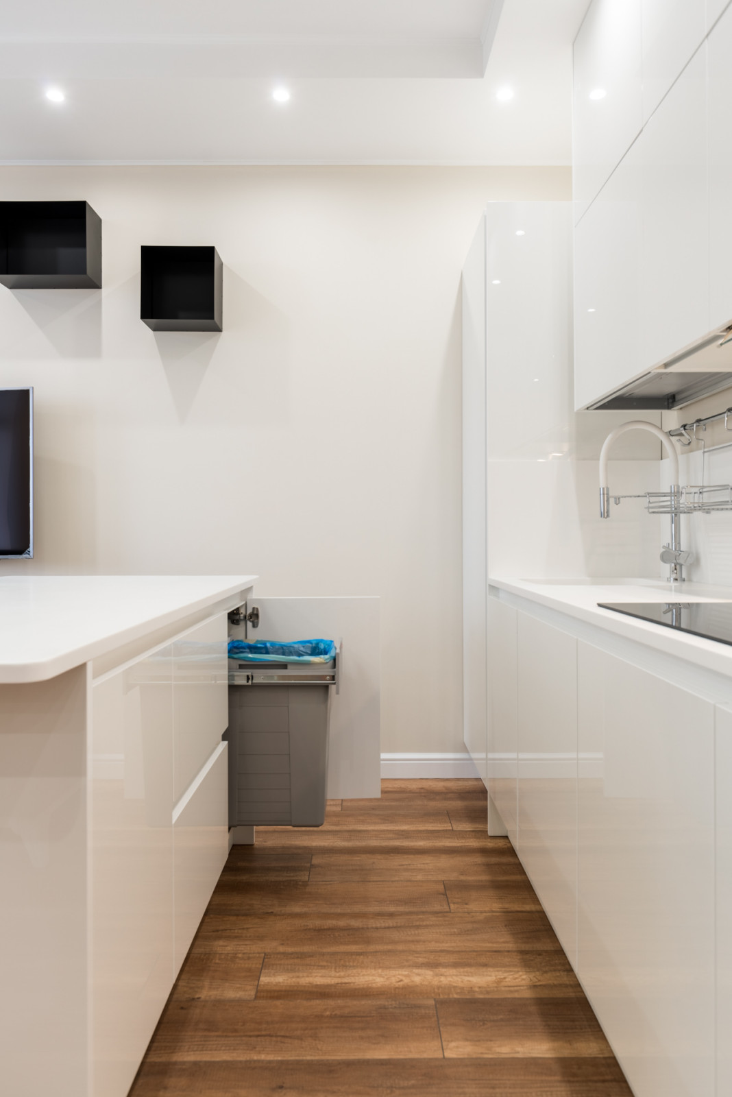 Белая кухня, черные кубы. Модель Vector. Дизайнер Игорь Степанов