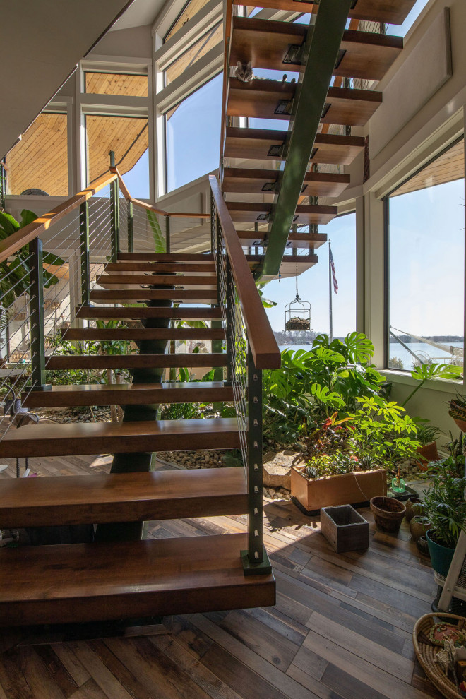 Источник вдохновения для домашнего уюта: лестница на больцах в современном стиле с деревянными ступенями и перилами из тросов без подступенок