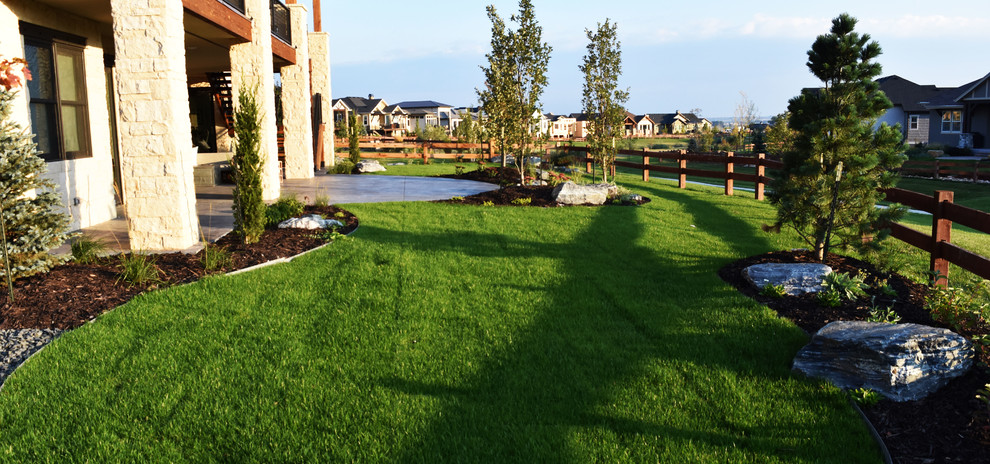 Design ideas for a mid-sized transitional full sun backyard concrete paver landscaping.