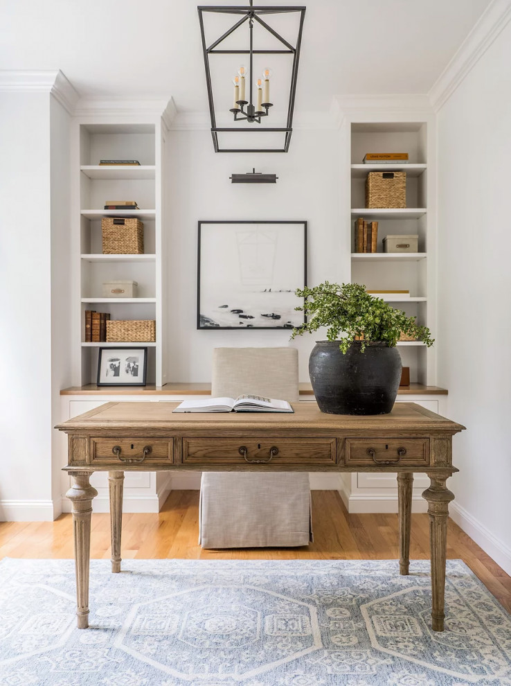 Exemple d'un bureau chic avec un mur blanc, un sol en bois brun, un bureau indépendant et un sol marron.