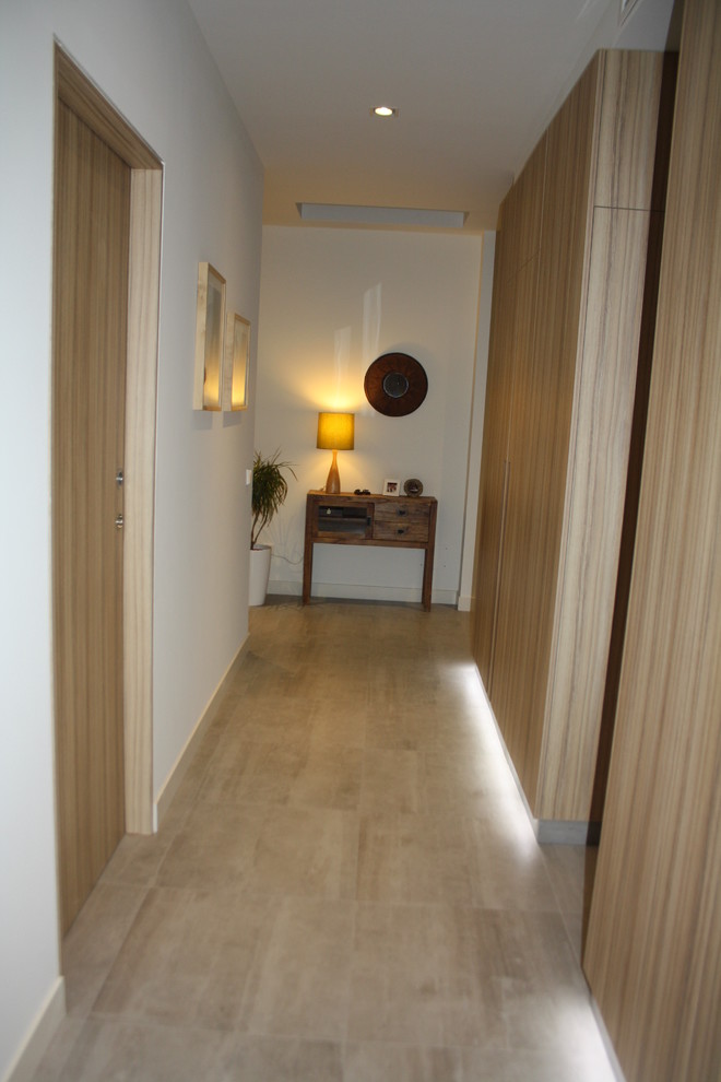 Modelo de recibidores y pasillos minimalistas con paredes marrones, suelo de baldosas de porcelana y suelo gris