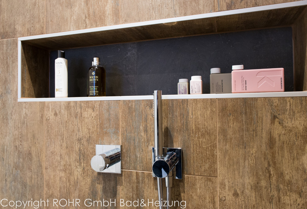 Mittelgroßes Modernes Duschbad mit bodengleicher Dusche, Wandtoilette mit Spülkasten, weißen Fliesen, Keramikfliesen, brauner Wandfarbe, Keramikboden, Wandwaschbecken, grauem Boden und Falttür-Duschabtrennung in Frankfurt am Main