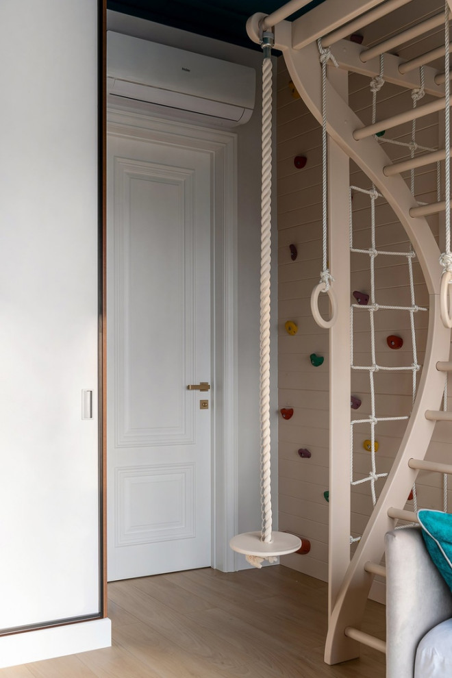 Idées déco pour une grande chambre d'enfant de 4 à 10 ans contemporaine avec un mur beige, un sol en carrelage de céramique, un sol beige, un plafond en lambris de bois et du papier peint.