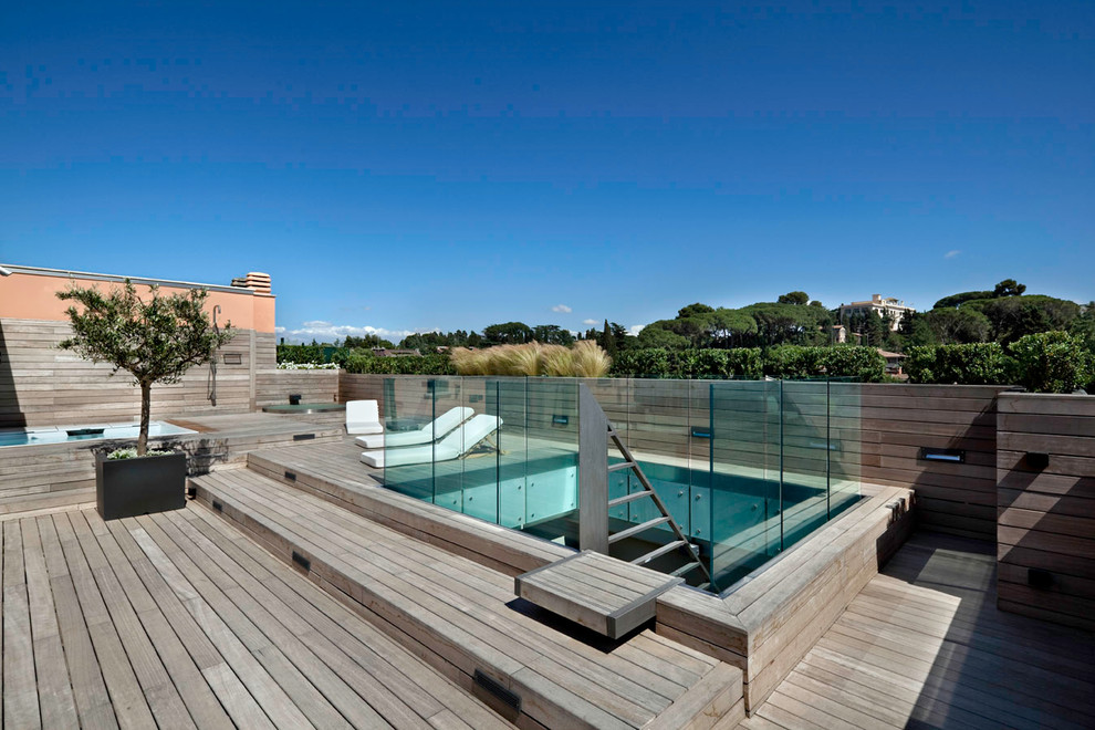 Design ideas for a large contemporary rooftop and rooftop deck in Rome.