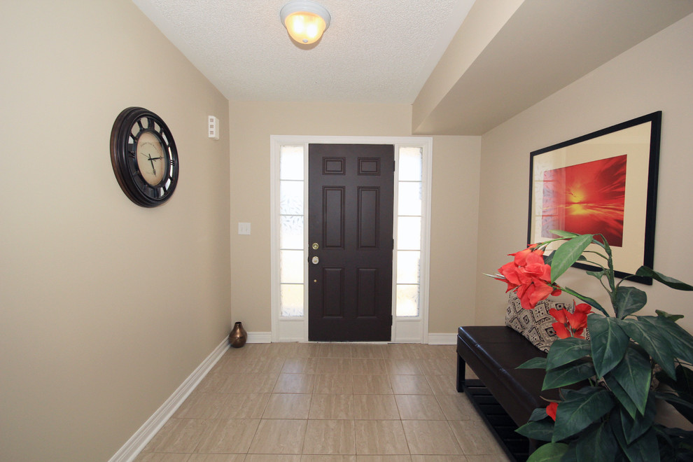 Transitional home design photo in Toronto