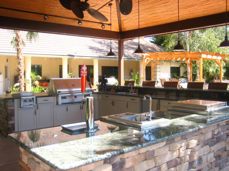 This is an example of a contemporary home bar in Tampa.
