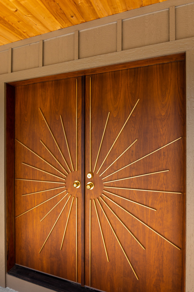 Réalisation d'une petite entrée vintage avec un vestiaire, un mur blanc, parquet clair, une porte double, une porte en bois foncé et un sol marron.