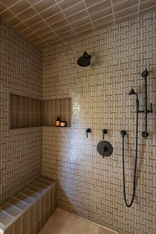 Cette image montre une salle de bain bohème de taille moyenne avec un carrelage marron, des carreaux de céramique et un banc de douche.