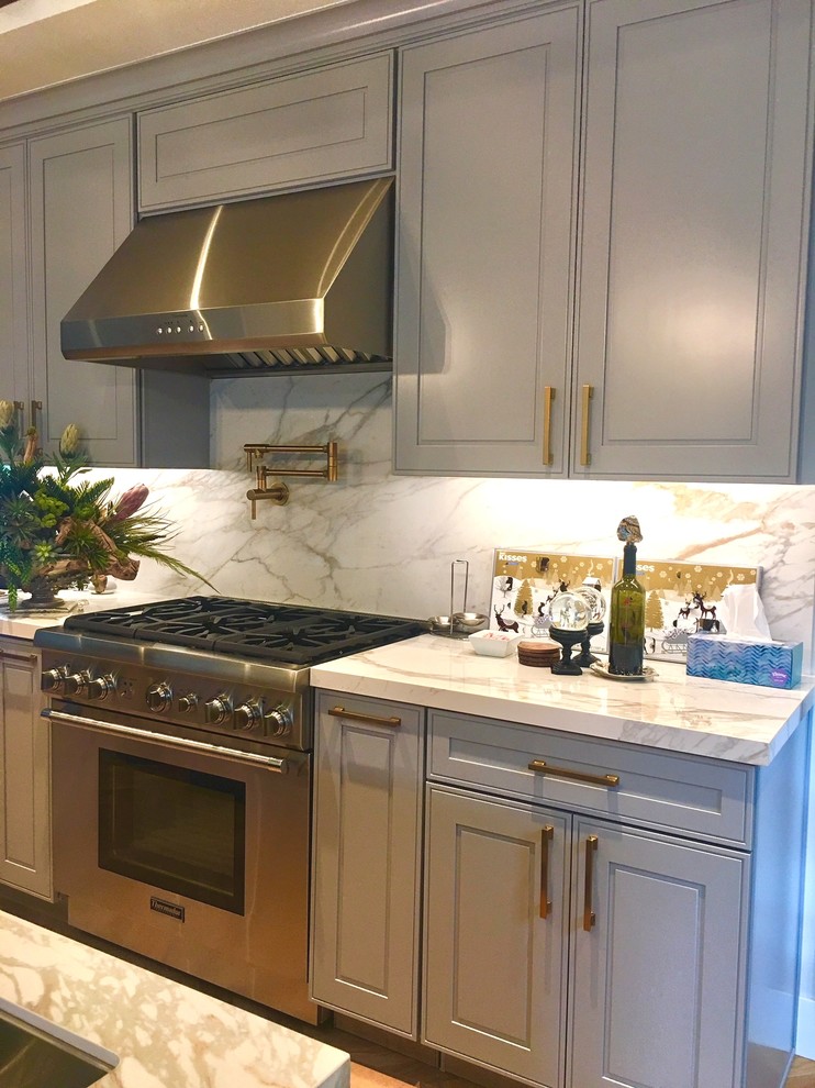 Kitchen - transitional kitchen idea in Los Angeles