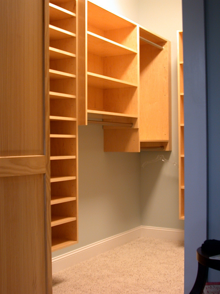Inspiration for a modern storage and wardrobe in Richmond.