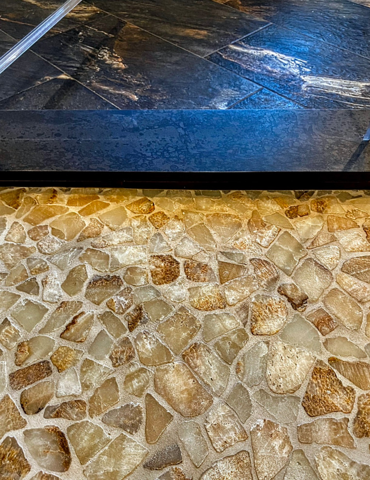 Immagine di una stanza da bagno rustica con pavimento con piastrelle a mosaico e pavimento beige