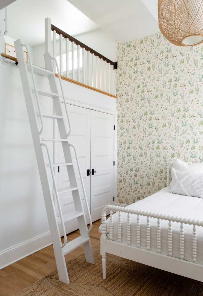 Diseño de dormitorio infantil de 4 a 10 años clásico renovado de tamaño medio con paredes rosas, suelo de madera clara y papel pintado