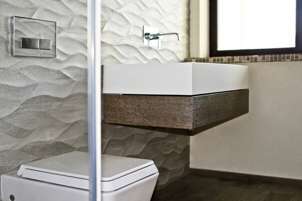 На фото: ванная комната в стиле фьюжн с инсталляцией, керамогранитной плиткой, полом из керамогранита и подвесной раковиной с