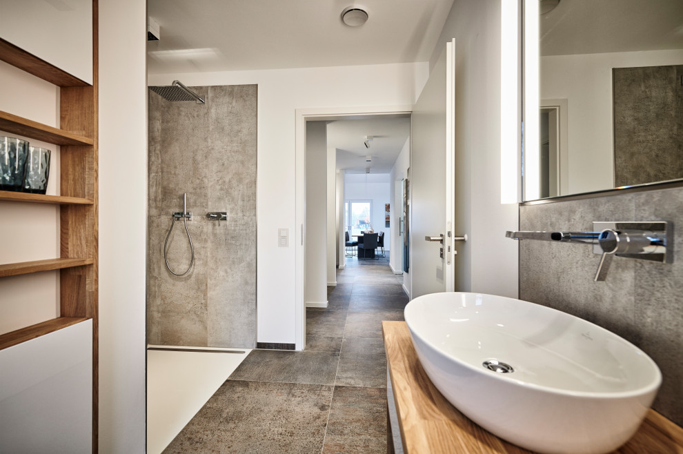 Medium sized contemporary bathroom in Cologne with a built-in shower, a vessel sink, a hinged door and a wall niche.