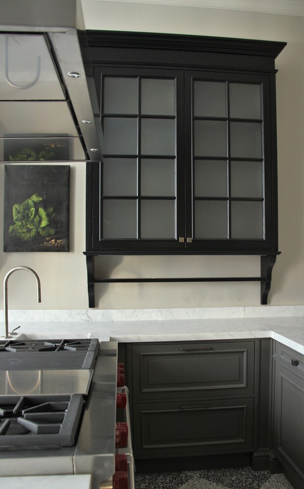 Bild på ett avskilt, stort funkis u-kök, med en integrerad diskho, luckor med profilerade fronter, grå skåp, marmorbänkskiva, vitt stänkskydd, stänkskydd i sten, rostfria vitvaror, terrazzogolv och en halv köksö