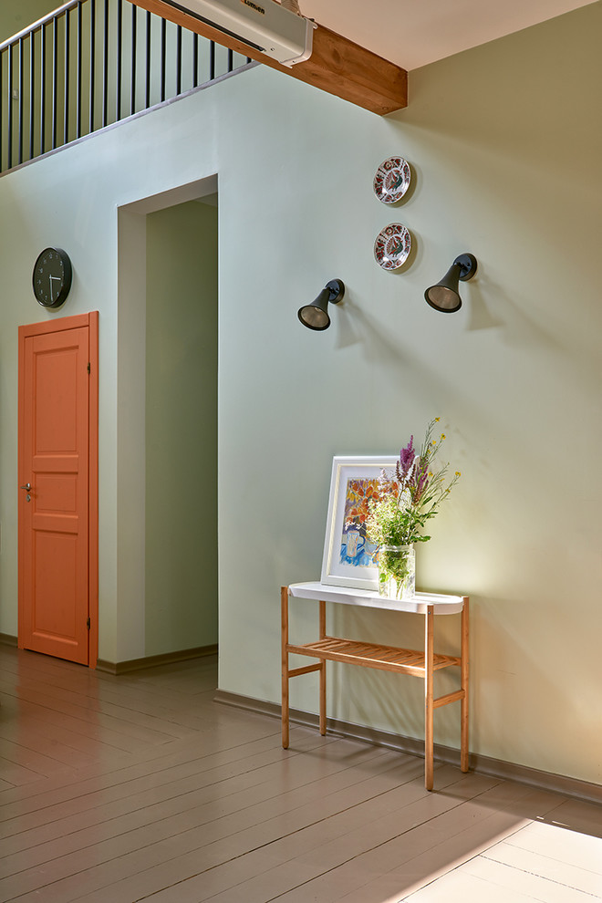 Дача с оранжевыми дверями