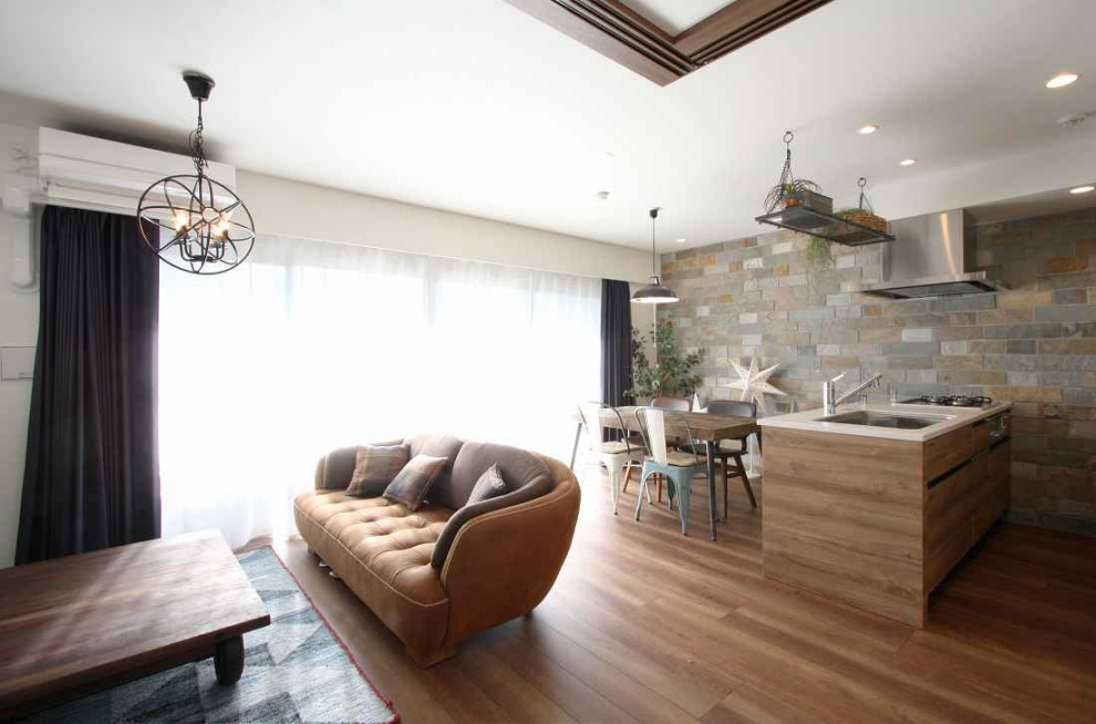 Foto de salón abierto y blanco minimalista grande con paredes blancas, suelo de madera en tonos medios, televisor en una esquina, suelo marrón, papel pintado y papel pintado