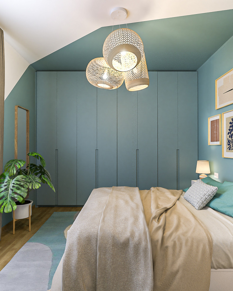 Idée de décoration pour une chambre parentale design de taille moyenne avec un mur multicolore et parquet clair.