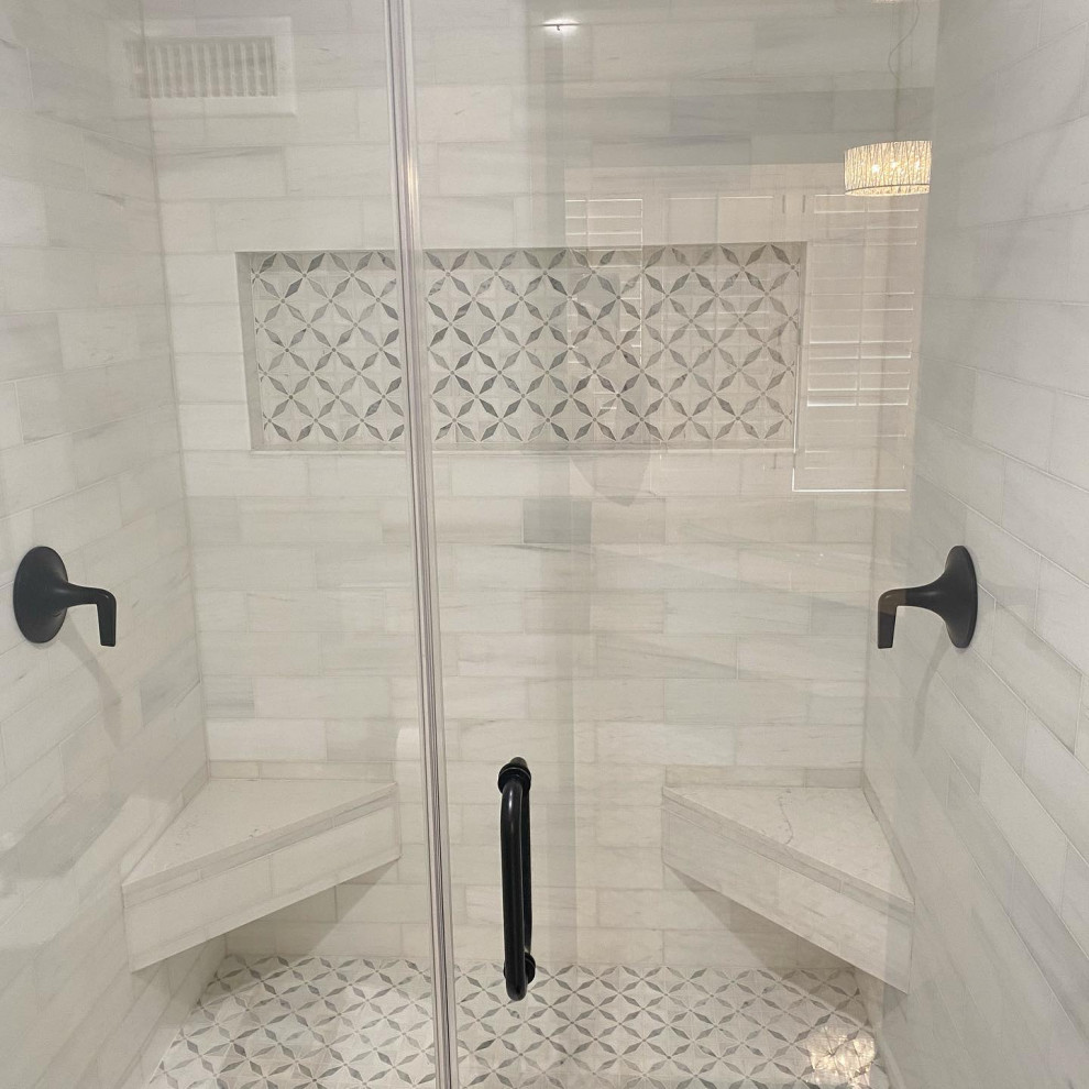Идея дизайна: огромная главная ванная комната в классическом стиле с фасадами в стиле шейкер, серыми фасадами, угловой ванной, душем в нише, раздельным унитазом, белой плиткой, керамической плиткой, серыми стенами, полом из мозаичной плитки, врезной раковиной, столешницей из искусственного кварца, разноцветным полом, душем с распашными дверями, белой столешницей, тумбой под две раковины, встроенной тумбой и стенами из вагонки