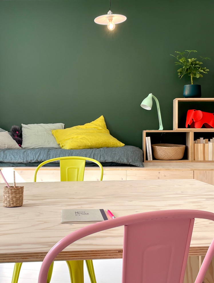 Inspiration för stora minimalistiska arbetsrum, med ett bibliotek, gröna väggar, målat trägolv och vitt golv