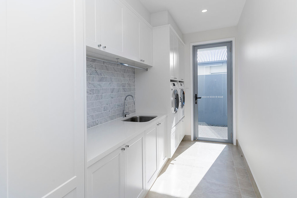 Design ideas for a contemporary laundry room in Gold Coast - Tweed.