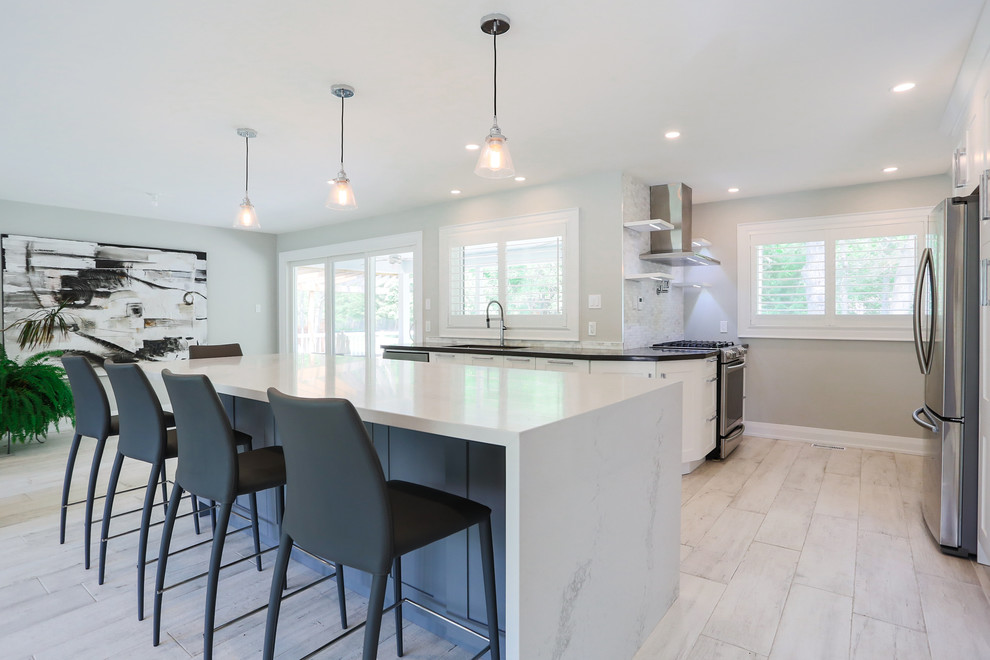 Inspiration for a transitional home design remodel in Toronto