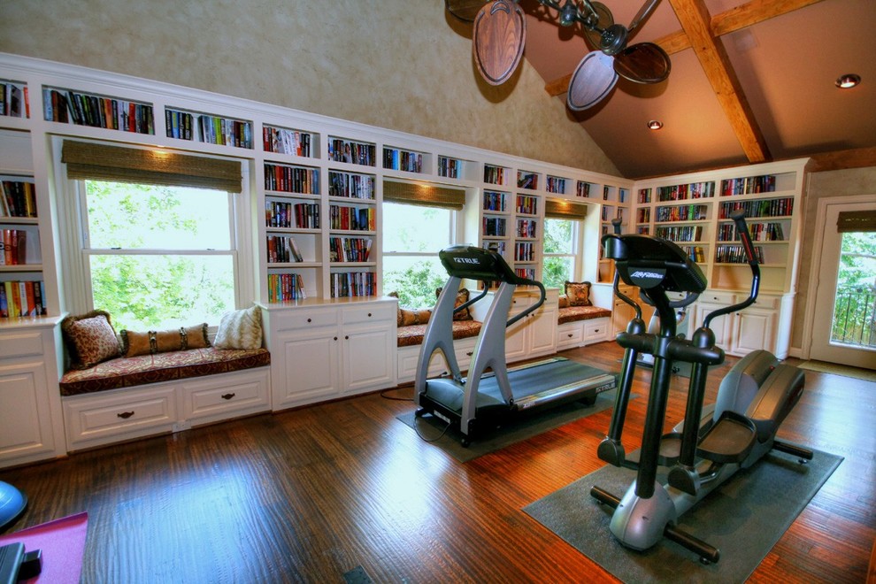Photo of a transitional home gym in Dallas.