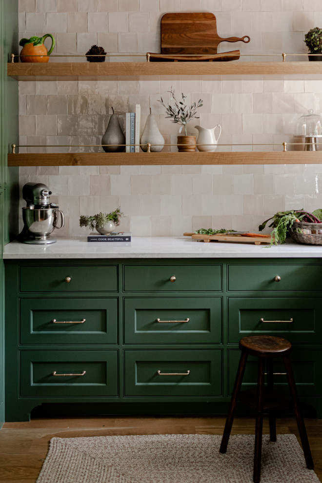 Bild på ett mycket stort vintage vit vitt kök, med en rustik diskho, skåp i shakerstil, gröna skåp, bänkskiva i kvarts, rosa stänkskydd, stänkskydd i keramik, integrerade vitvaror och ljust trägolv