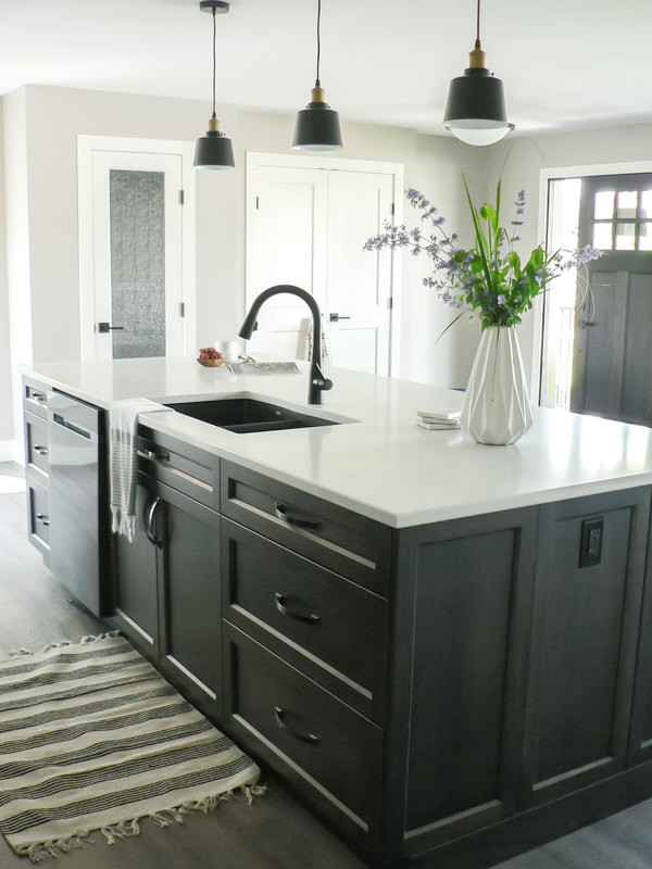 Transitional kitchen photo in Vancouver